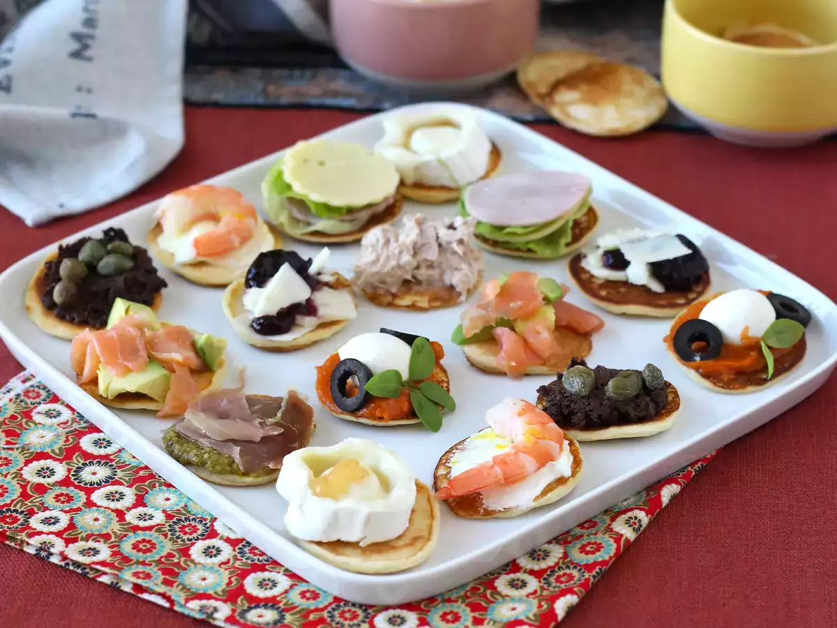 Resep Piring blini dengan isian, minuman beralkohol bervariasi yang sempurna untuk musim perayaan