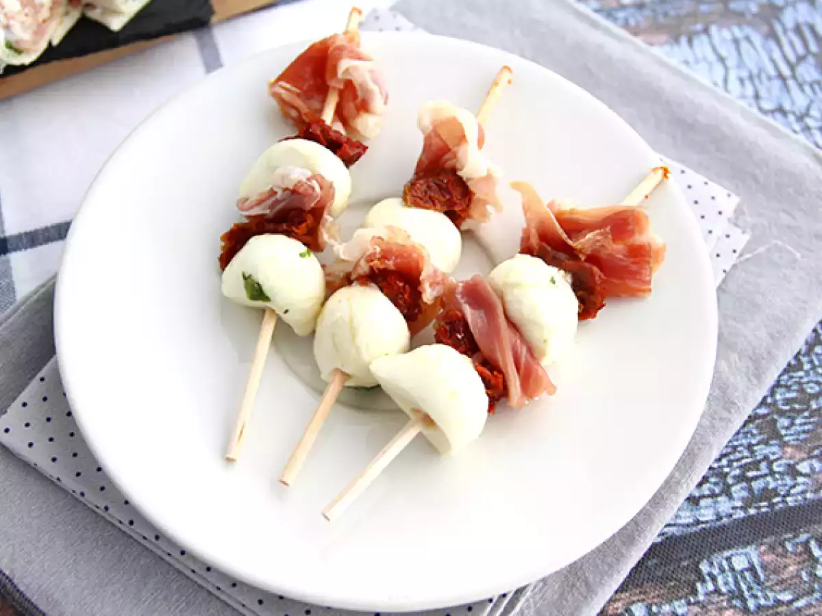 Resep Kebab mozzarella, ham yang diawetkan, dan kebab minuman beralkohol tomat kering
