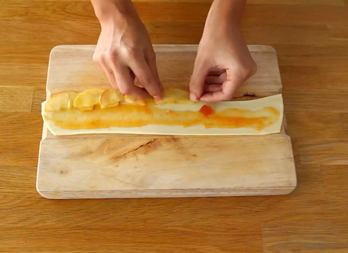 Langkah 3: Tempatkan apel dalam satu baris, tumpang-tindih.