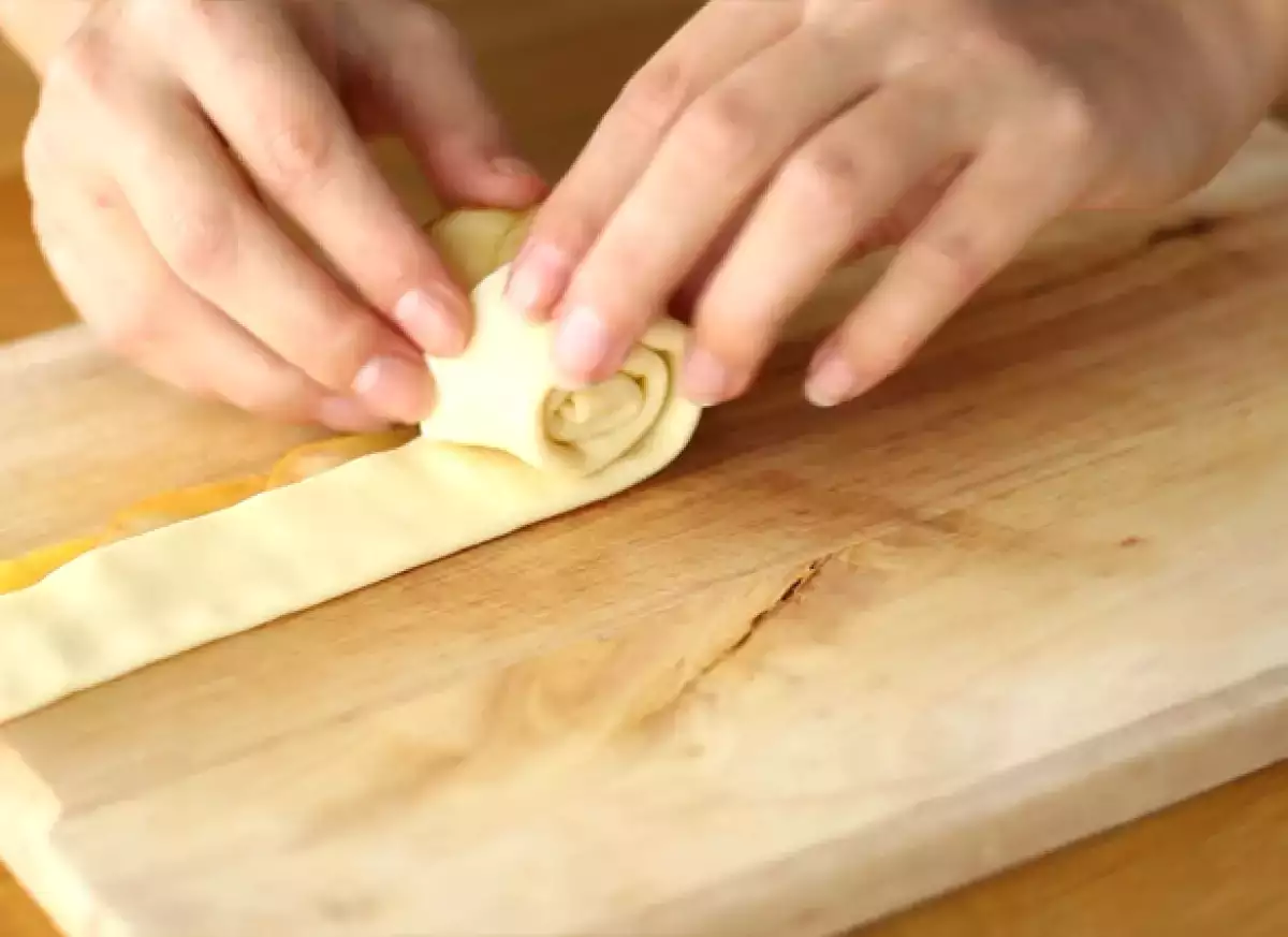 Langkah 4: Lipat dan gulung untuk membentuk bunga mawar