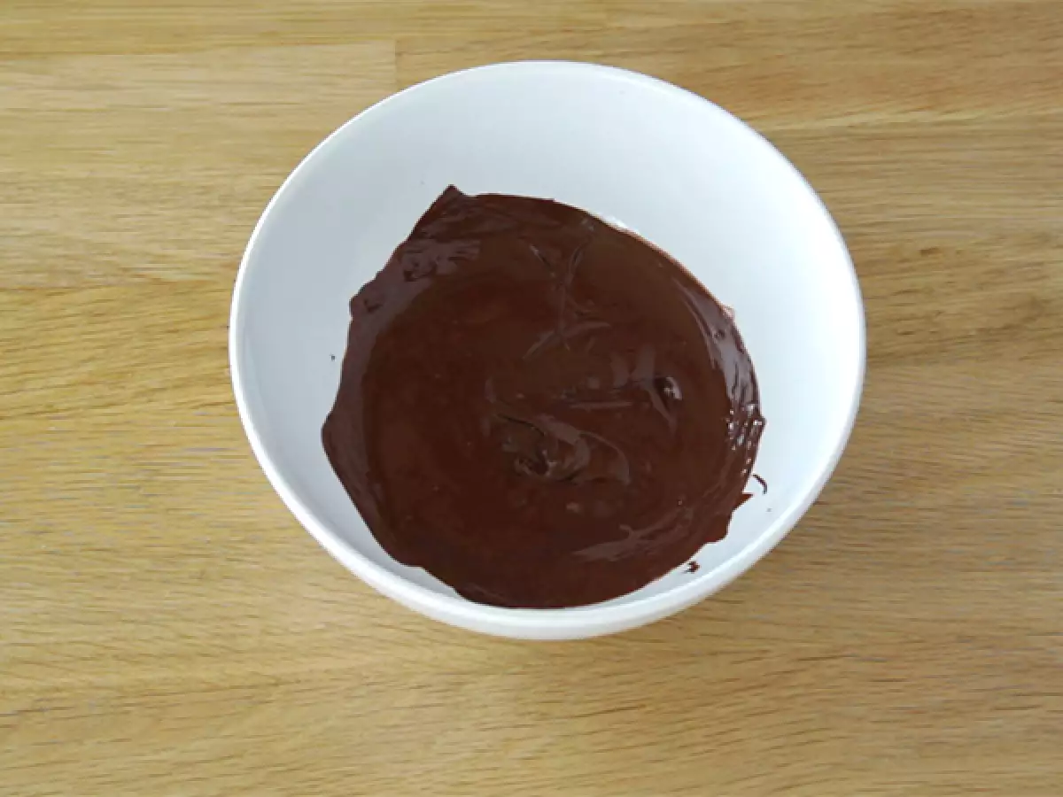 Langkah 1: Potong cokelat dan lelehkan