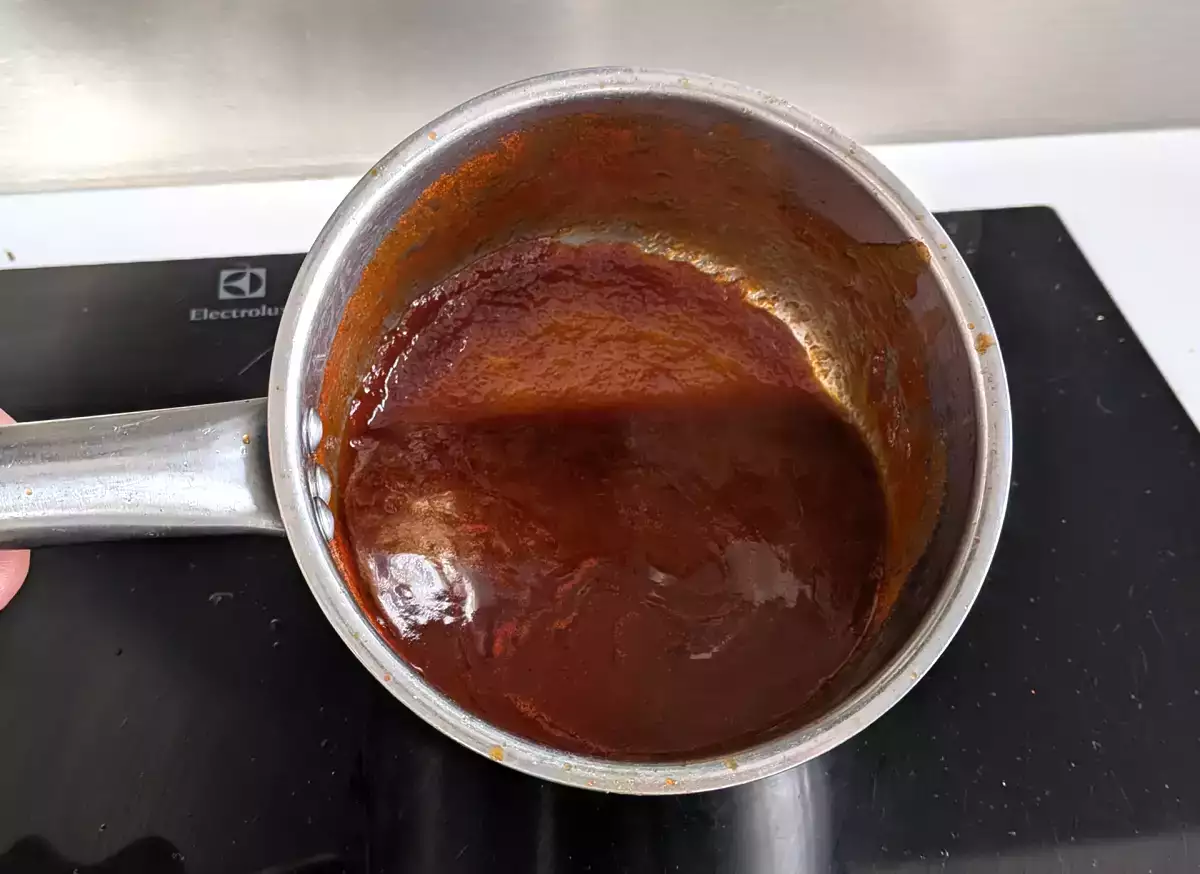 Cara membuat saus barbekyu asam manis yang sempurna