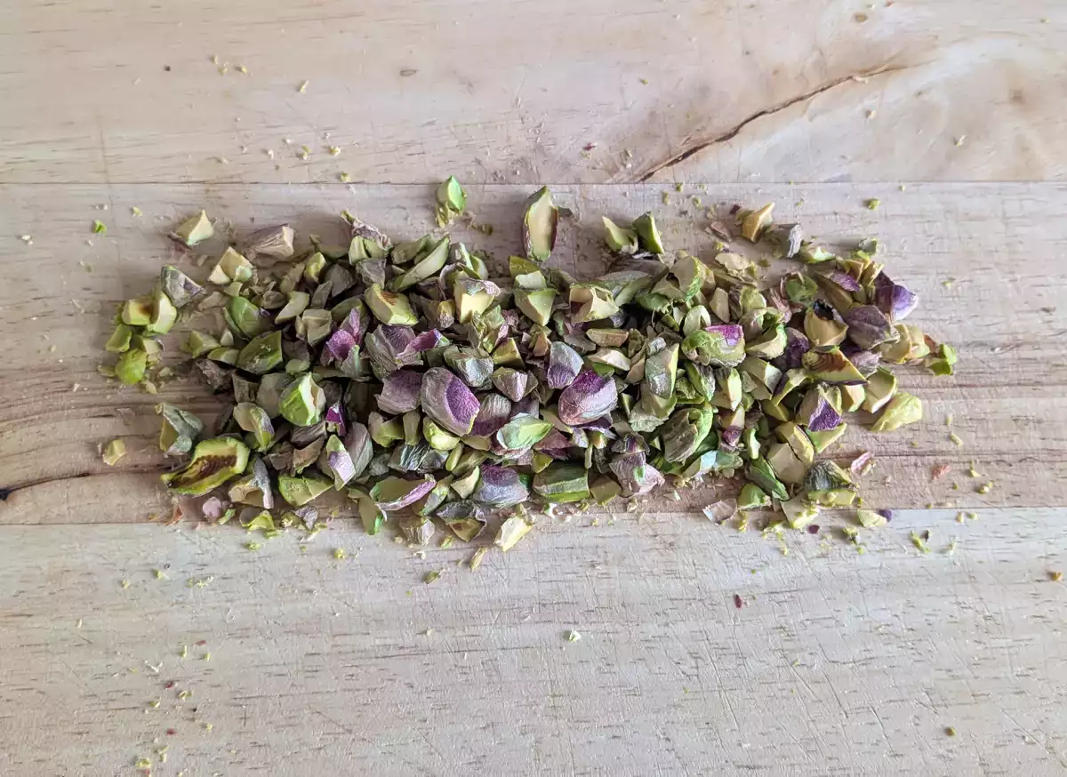 2. Memotong kacang pistachio