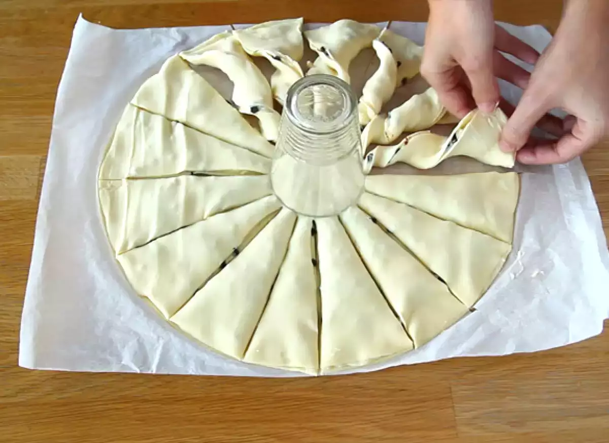 4. Sol - Potongan yang bersinar di bagian tengah meja