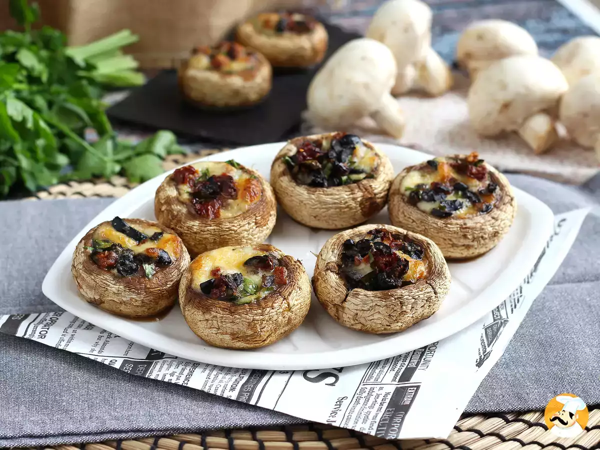 7. Jamur Champignon dengan mozzarella, zaitun, dan tomat yang dijemur