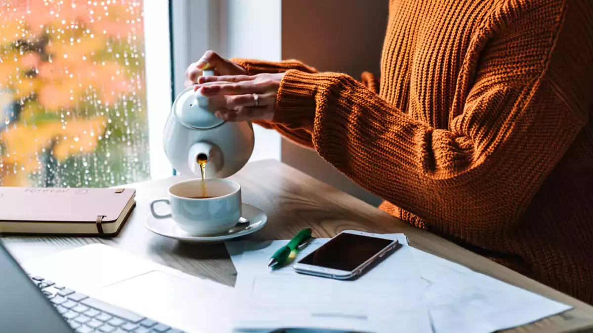 Anda pikir Anda menghidrasi diri Anda dalam cuaca dingin... tetapi apakah teh benar-benar merupakan pengganti air?