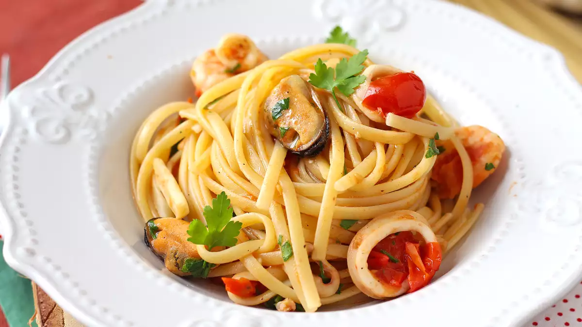 Menu ikan Malam Natal: ide lengkap dan lezat dengan anggaran terbatas