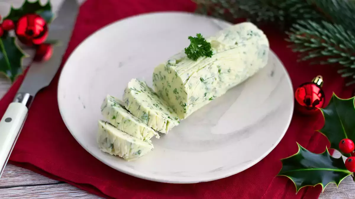 Mentega berbumbu Natal ini mudah dibuat dan mengubah hidangan makan malam apa pun