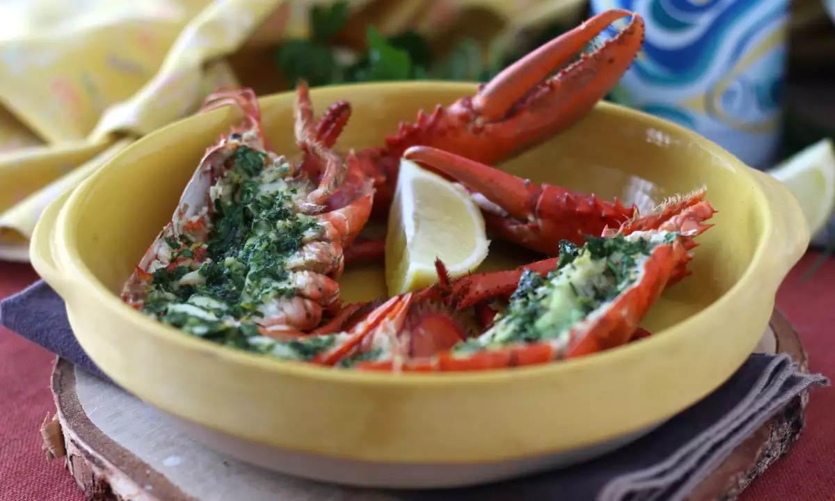 Apa yang harus dimasak dengan lobster beku untuk Malam Tahun Baru yang elegan dan terjangkau