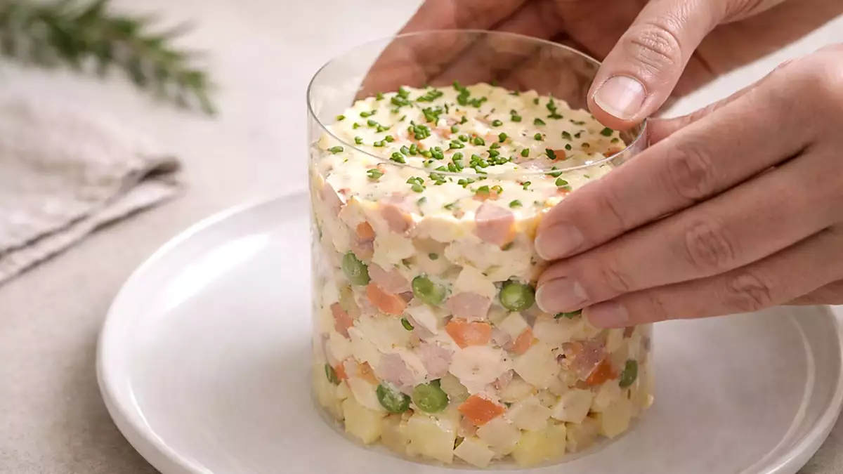 Tanpa cincin pelapis dan dengan tamu: trik yang menghemat penyajian hidangan Anda (dengan sesuatu yang sudah Anda miliki di rumah).