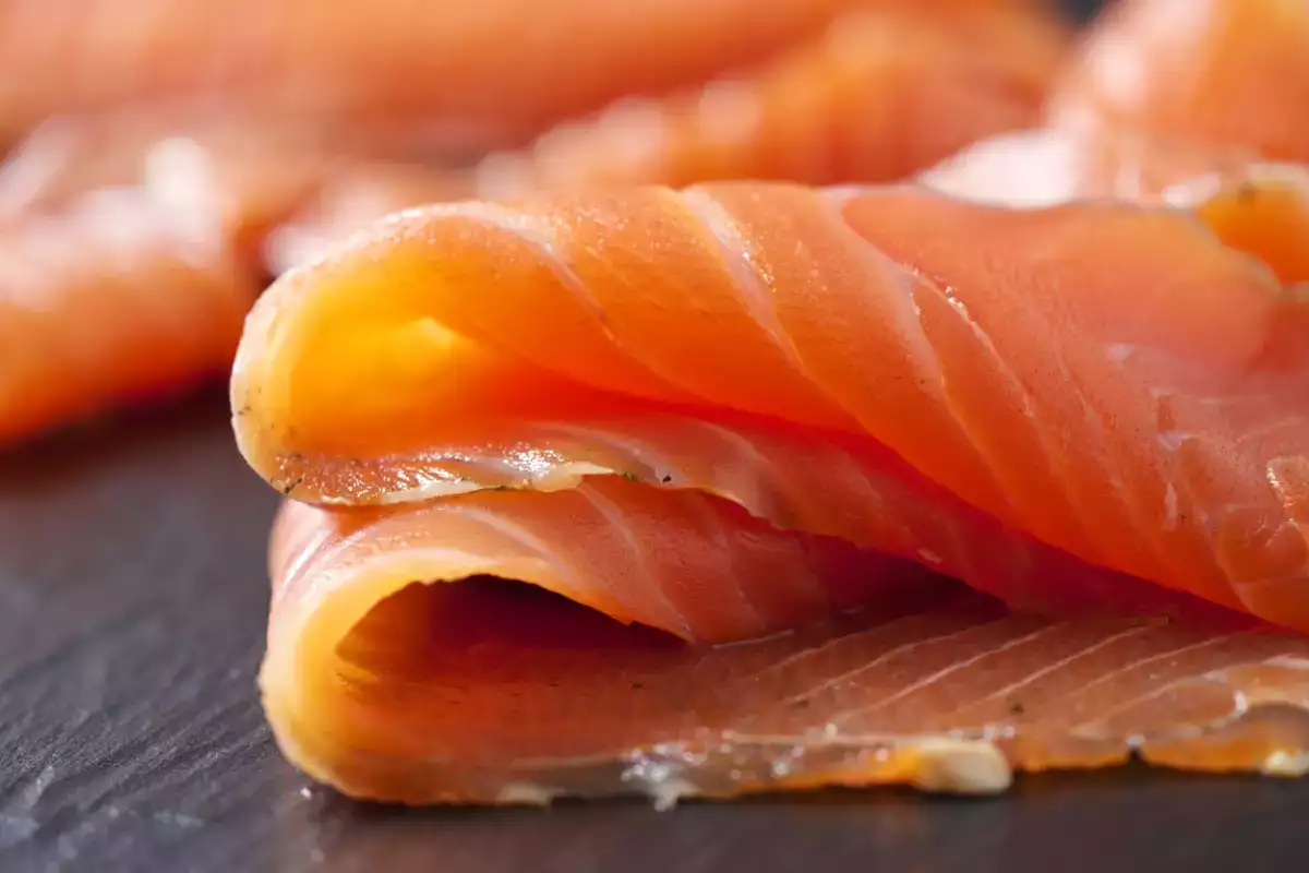 Salmon asap: jebakan yang harus dihindari dan panduan untuk membuat pilihan yang tepat