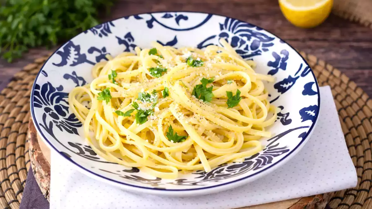 Spaghetti lemon: resep cepat yang tidak terasa seperti menyingkir .