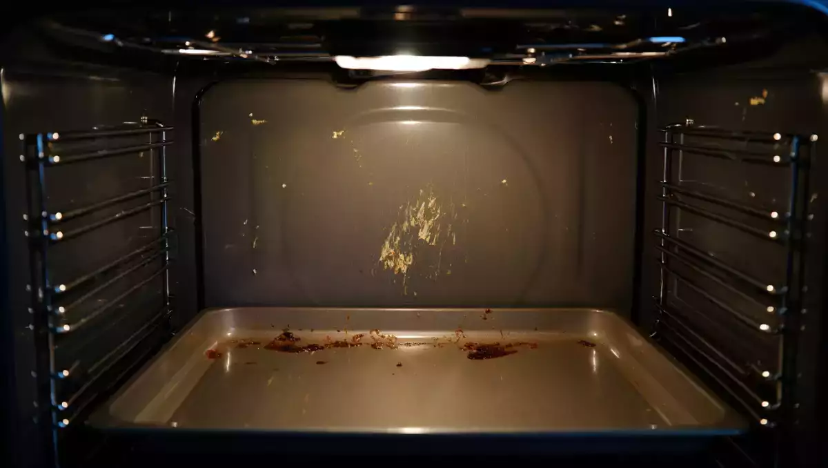 Apakah oven Anda penuh dengan lemak yang mengendap? Berikut ini tip sederhana untuk membersihkannya tanpa bahan kimia
