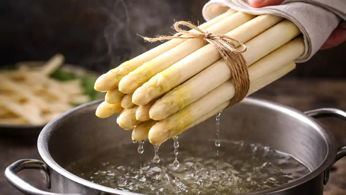 Mengapa koki top memasak asparagus putih dalam satu bundel