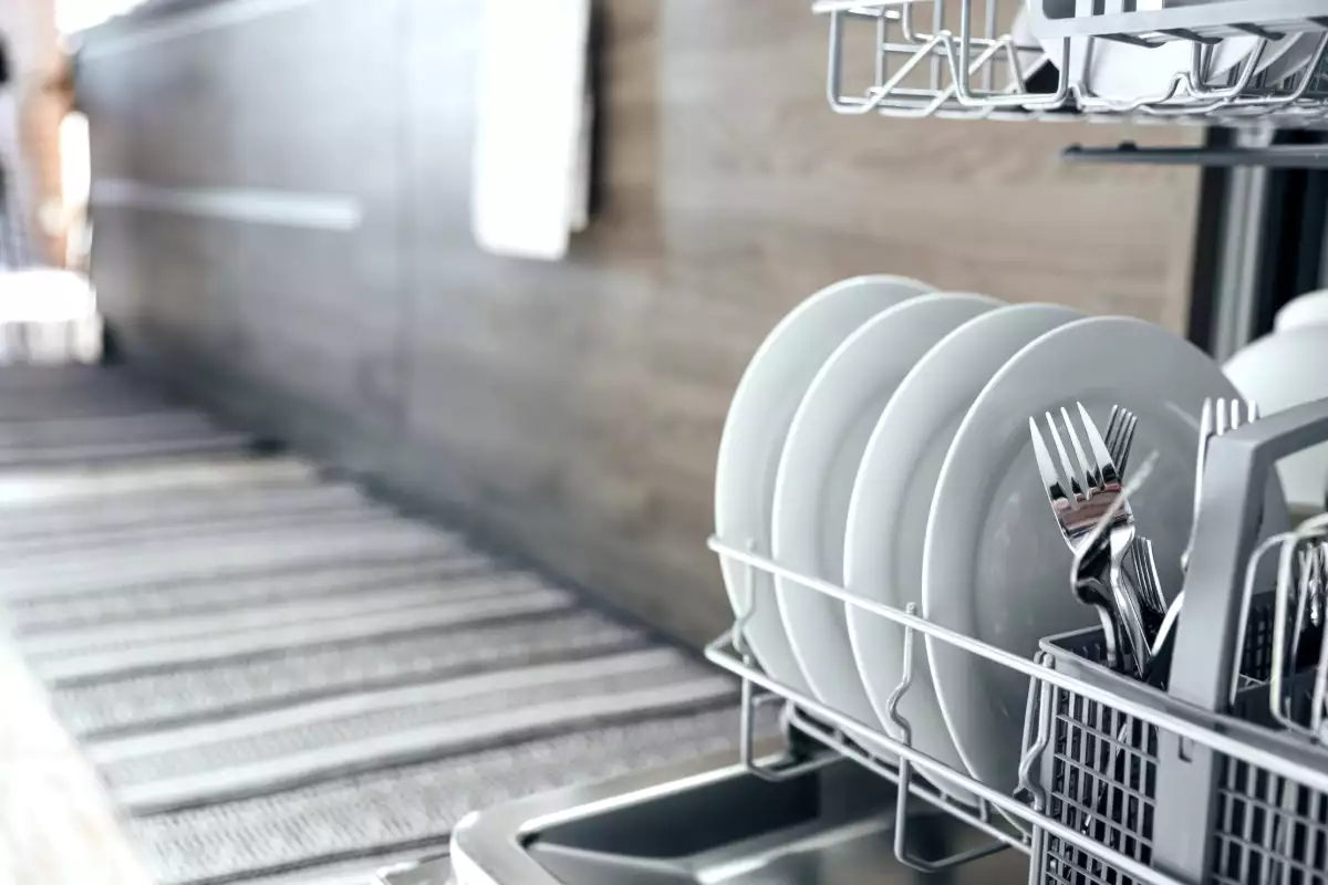 Sebaiknya Anda membilas piring Anda sebelum memasukkannya ke dalam mesin pencuci piring - para ahli mengatakan
