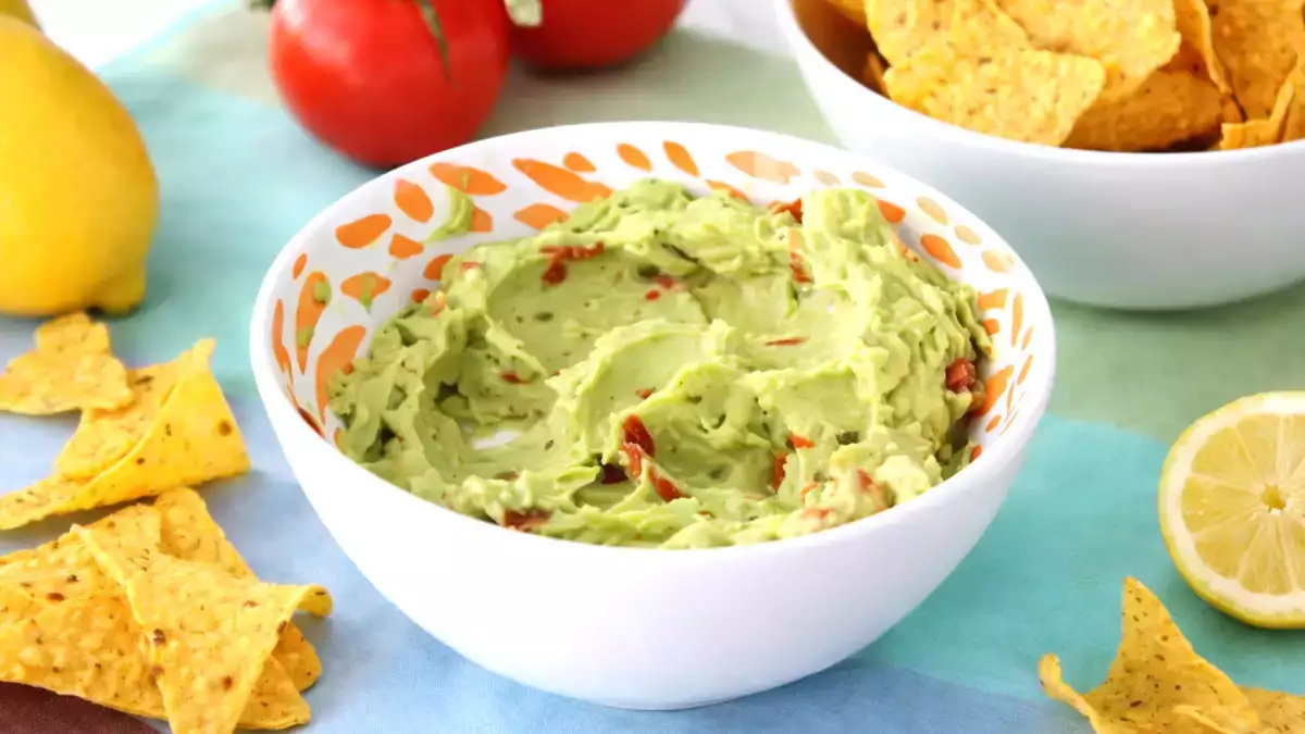 Cara terbaik untuk menyimpan guacamole agar tidak berubah warna menjadi cokelat keesokan harinya.