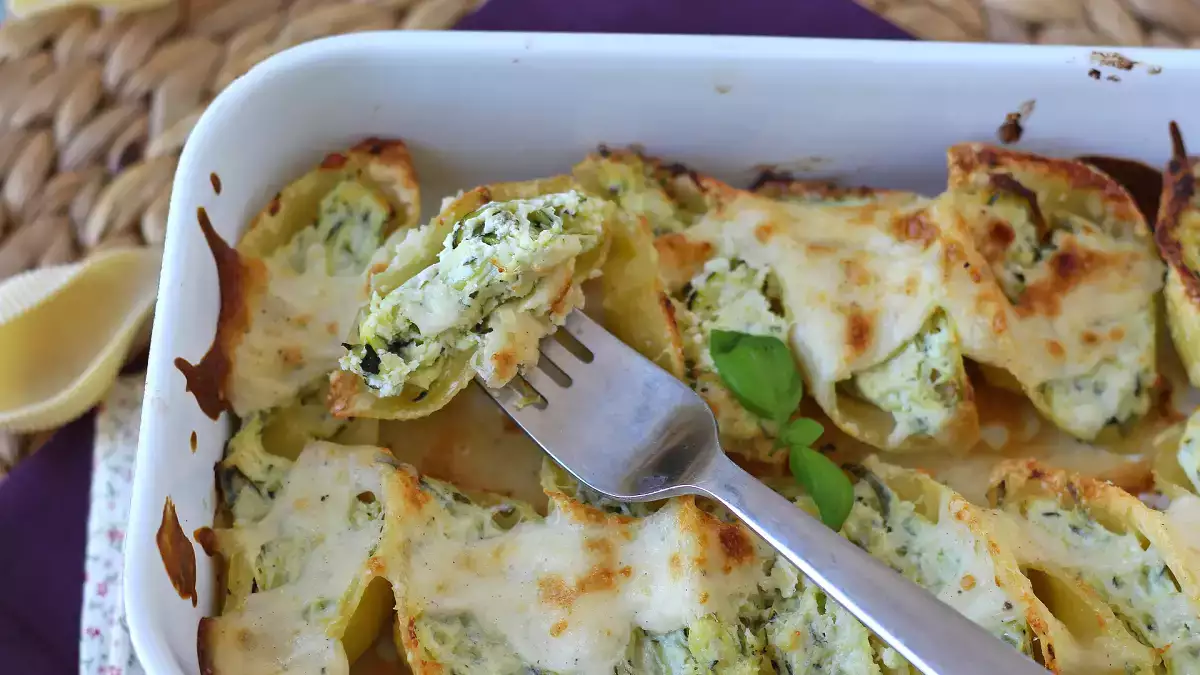 Conchiglioni yang diisi dengan ricotta, cukini, dan lemon: hidangan pertama yang lembut dan sempurna untuk makan siang Paskah