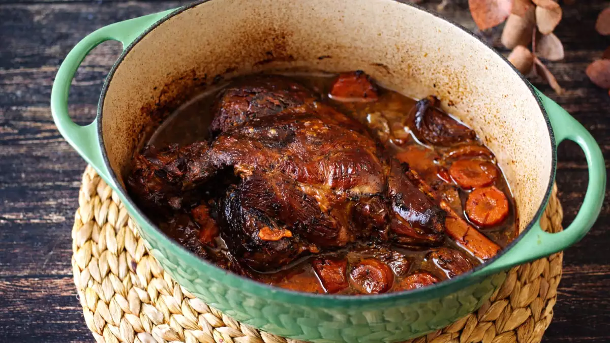 Cara membuat kaki domba panggang lambat: metode mudah untuk mendapatkan daging yang empuk dan kaya rasa