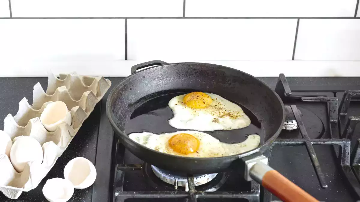 Telur goreng yang sempurna: rahasia dan tip untuk resep yang sangat mudah