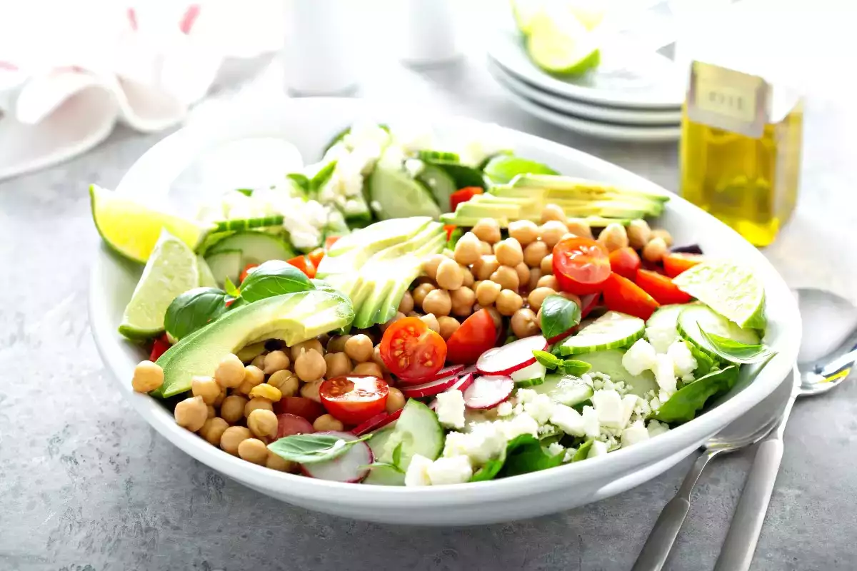 Kecilkan perut Anda: salad yang siap dalam 10 menit ini menarik perhatian para ahli