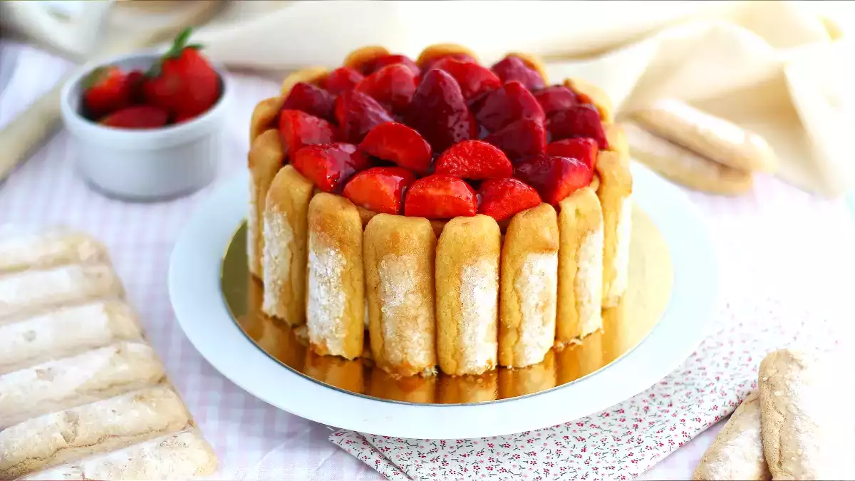 Charlotte stroberi sederhana ini jelas merupakan hidangan penutup musim semi favorit kami!