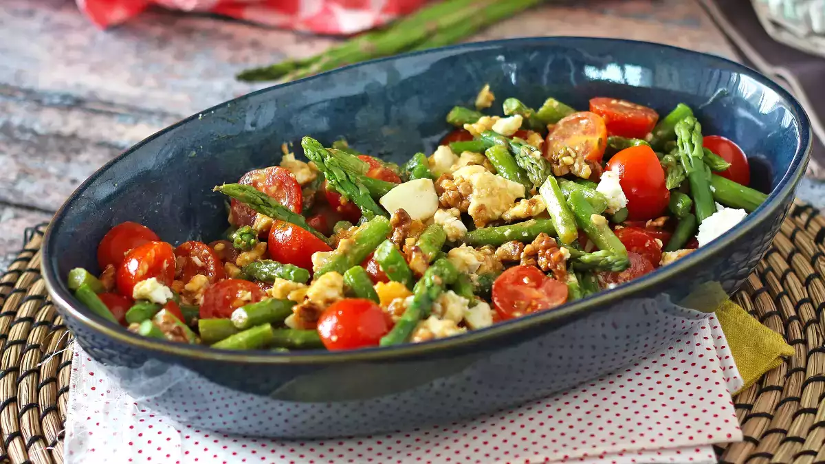 Mereka sedang dalam masa jayanya: 9 resep dengan asparagus hijau untuk memanfaatkan musim ini sebaik-baiknya