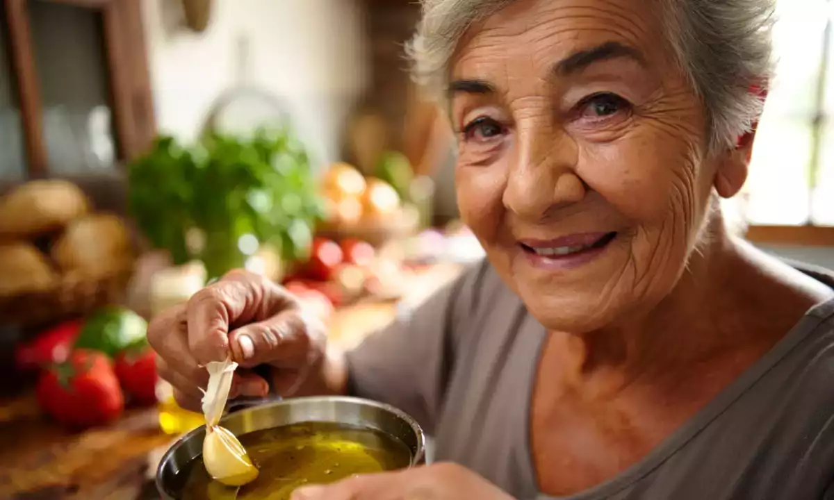 Nenek selalu tahu: bawang putih harus dibuang dan alasannya tidak seperti yang Anda pikirkan