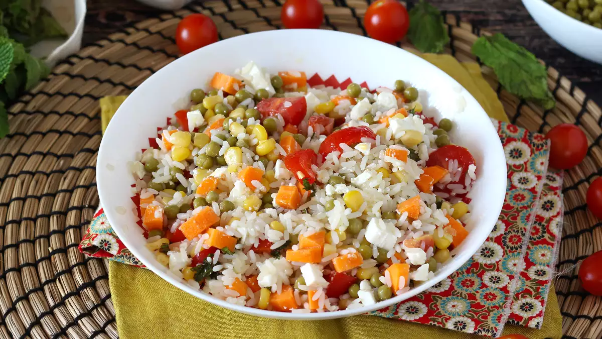 Membuat salad dengan sisa makanan: 17 resep untuk mengubah apa yang tersisa di lemari es menjadi hidangan yang luar biasa