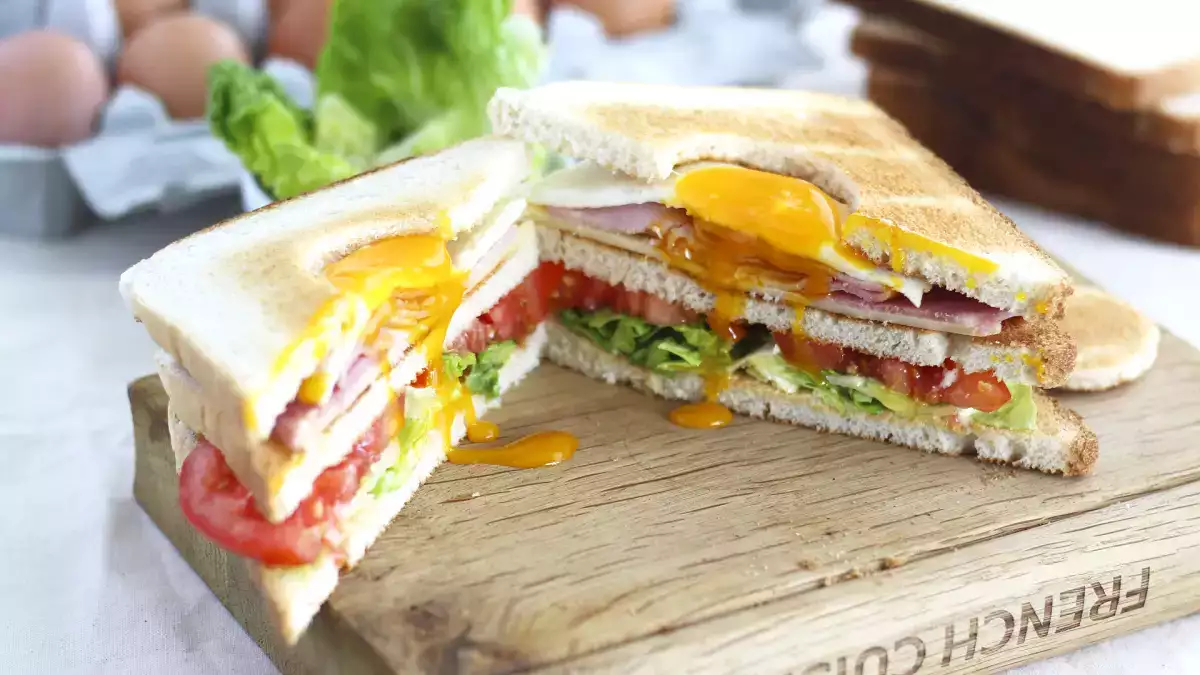Mengapa club sandwich disebut demikian, bukan karena apa yang Anda pikirkan.