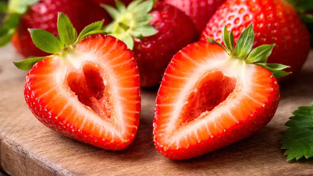 Mengapa beberapa stroberi memiliki lubang di dalamnya? Ada alasan yang tak terucapkan