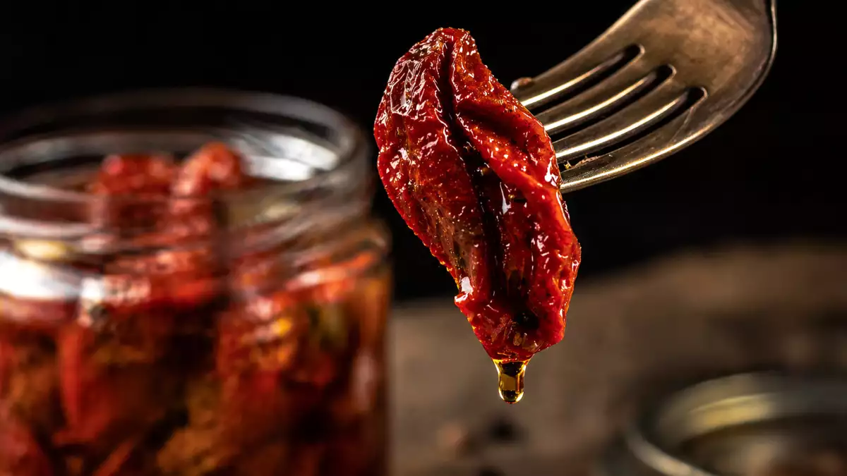 Tomat yang dikeringkan dengan minyak: konsentrat rasa di dapur dan 10 resep untuk memaksimalkannya.
