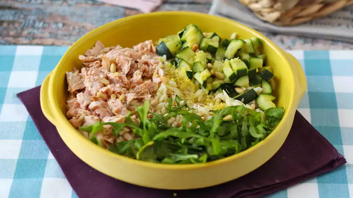 Orzo atau risoni: apakah pasta kecil ini dan mengapa pasta ini sangat cocok untuk sup, salad, dan hidangan berkrim?