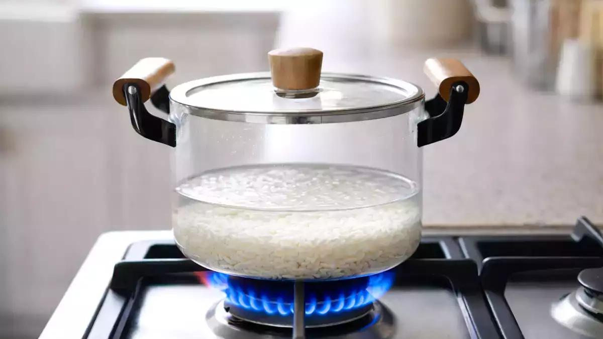 Anda tidak perlu menakar air: trik sederhana untuk nasi yang hampir tidak ada yang menggunakannya