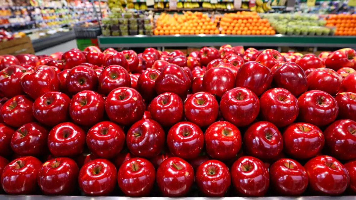 Apakah Anda mempercayai apel mengkilap dari supermarket? Ada sesuatu di baliknya yang tidak banyak orang tahu