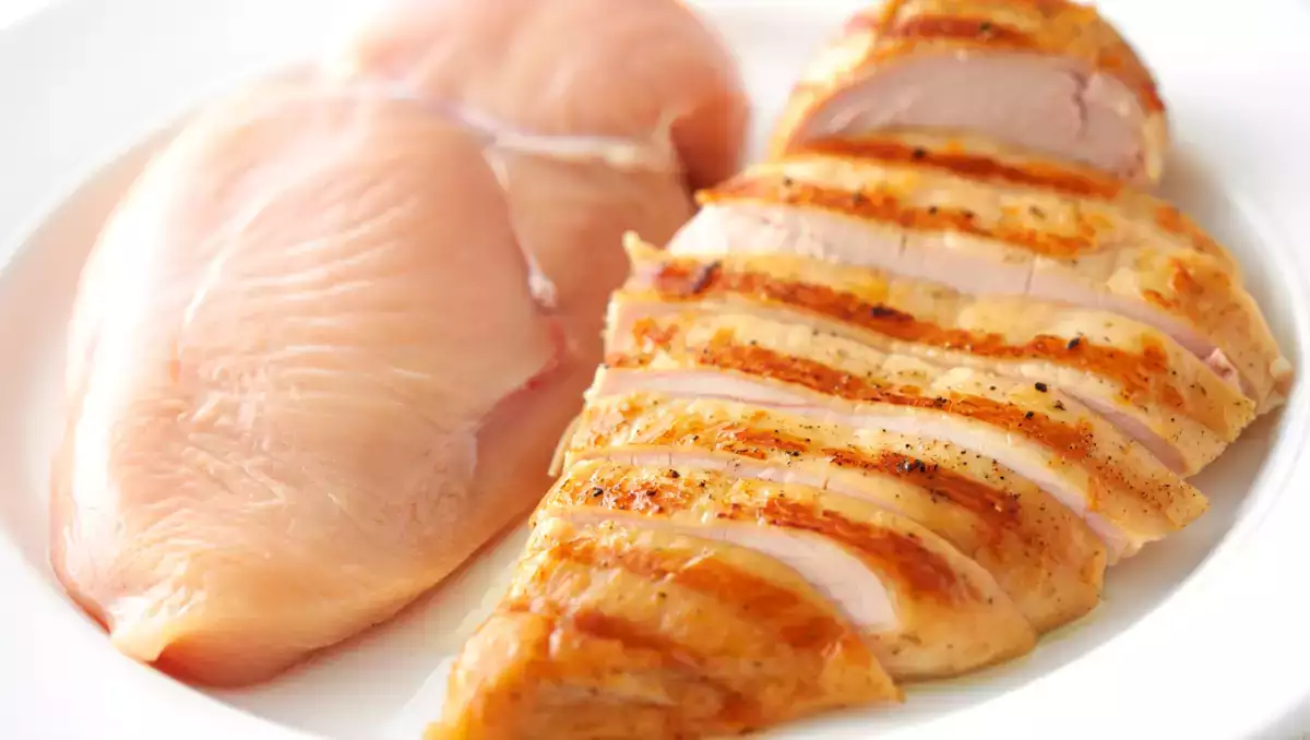 Apakah Anda membekukan ayam sebelum atau setelah dipanggang? Kebiasaan umum ini bisa merusak segalanya