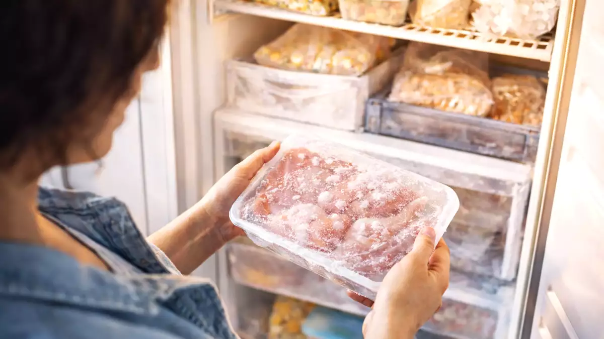 Lupa mencairkan es? Trik sederhana ini memperbaikinya dalam hitungan menit dan menyimpan makanan apa pun