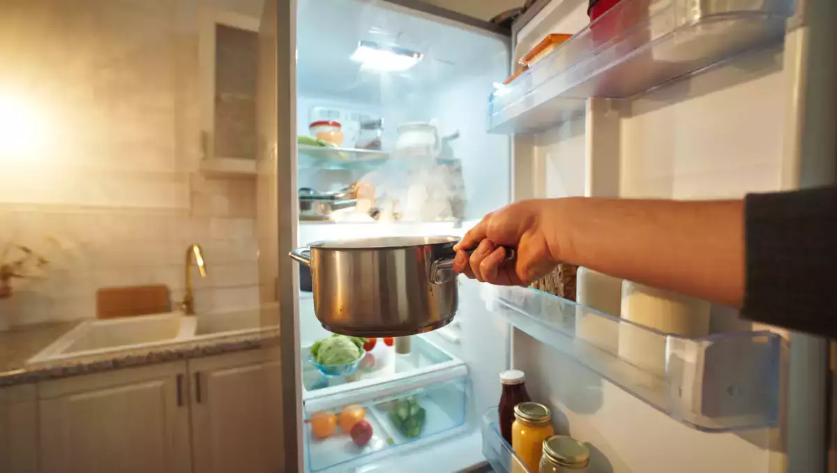 Mengapa lebih baik membiarkan panci dengan sisa makanan mendingin sebelum dimasukkan ke dalam lemari es