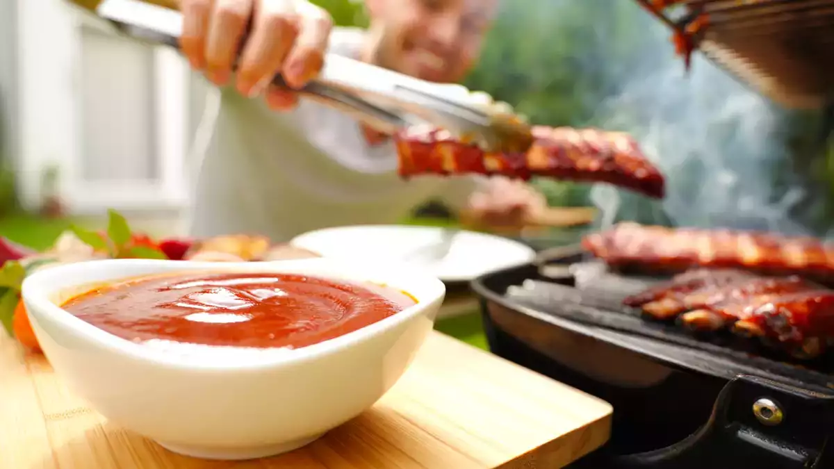 Saus barbekyu: buatlah di rumah dan ubah daging apa pun