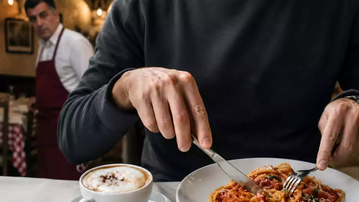 Apa yang tidak boleh Anda lakukan dengan pasta, kopi, dan pizza jika ada restoran Italia di dekatnya