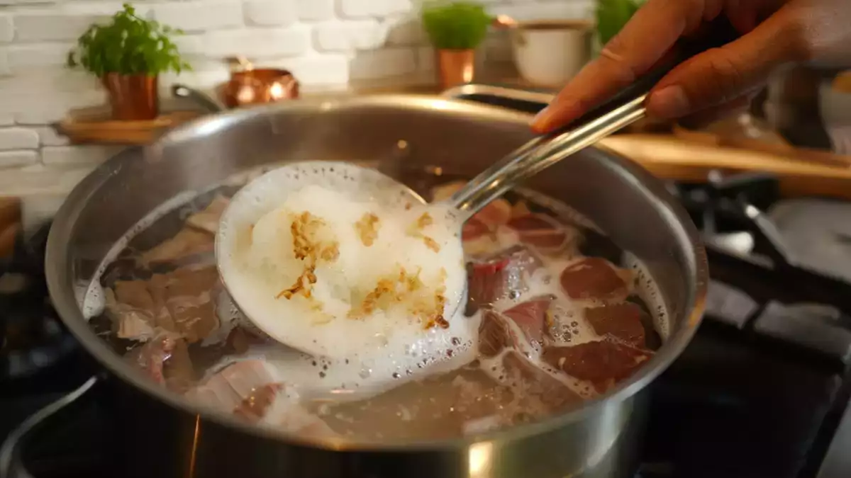 Busa aneh pada daging itu memiliki penjelasan yang mengubah segalanya di dapur