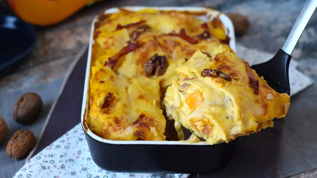 Lasagna beraroma musim gugur: lembut dan creamy di dalam, renyah di atas, sempurna untuk hari-hari Minggu pertama yang sejuk