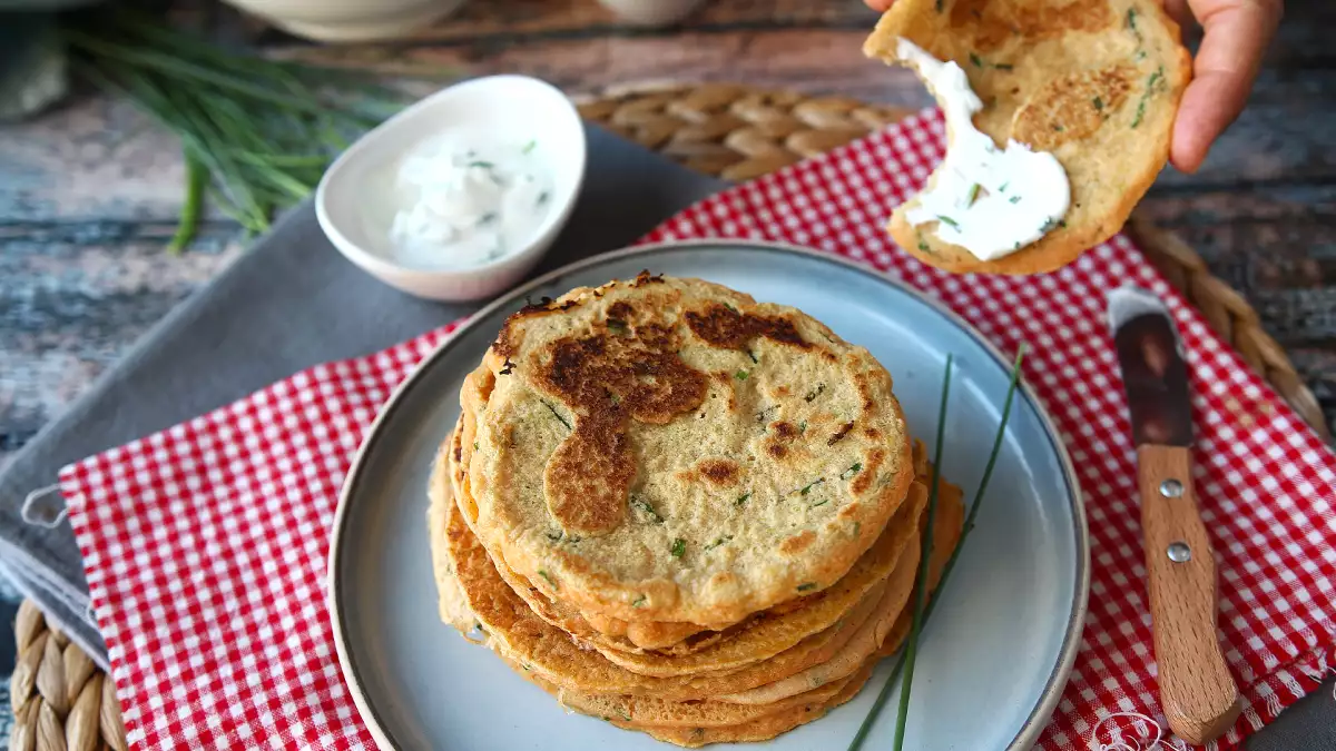 Lembut, ringan, dan kaya protein: pancake gurih ini punya satu bahan yang akan mengejutkanmu