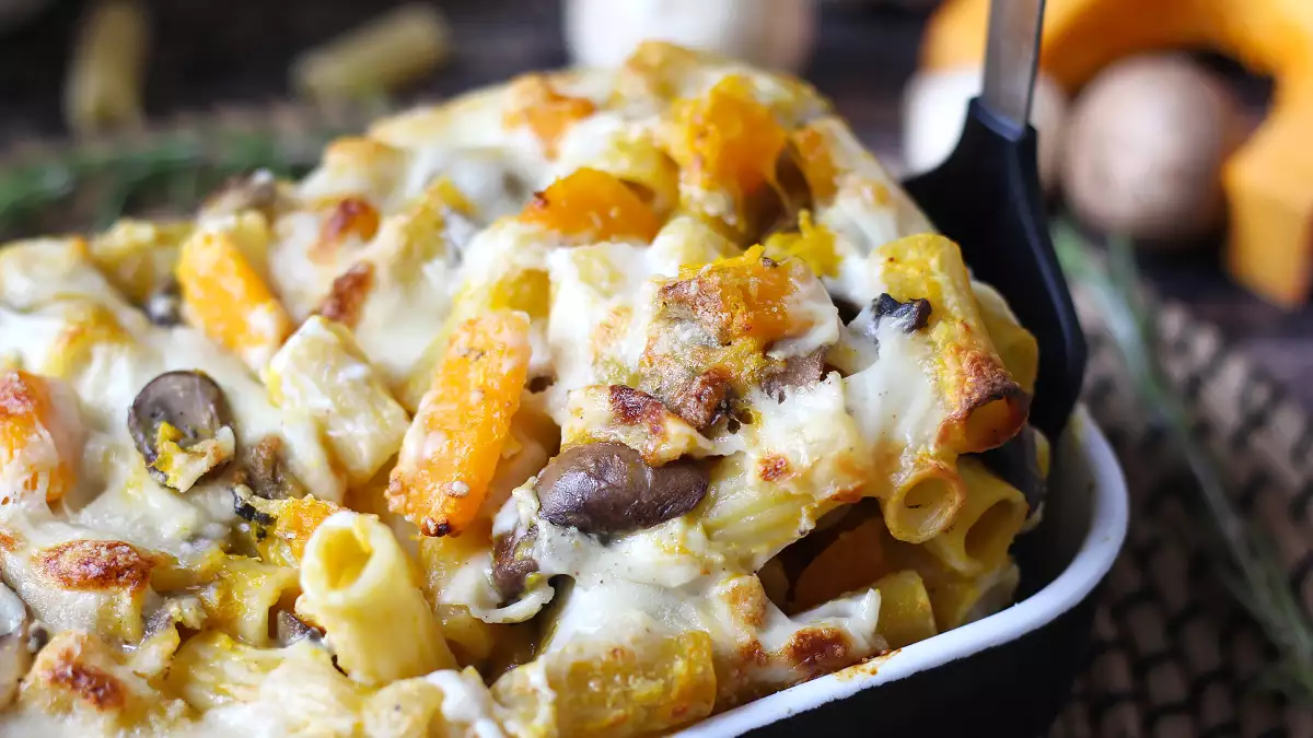 Pasta panggang ini memadukan kelembutan dan aroma musim gugur, menghadirkan cita rasa musim ini di meja makan