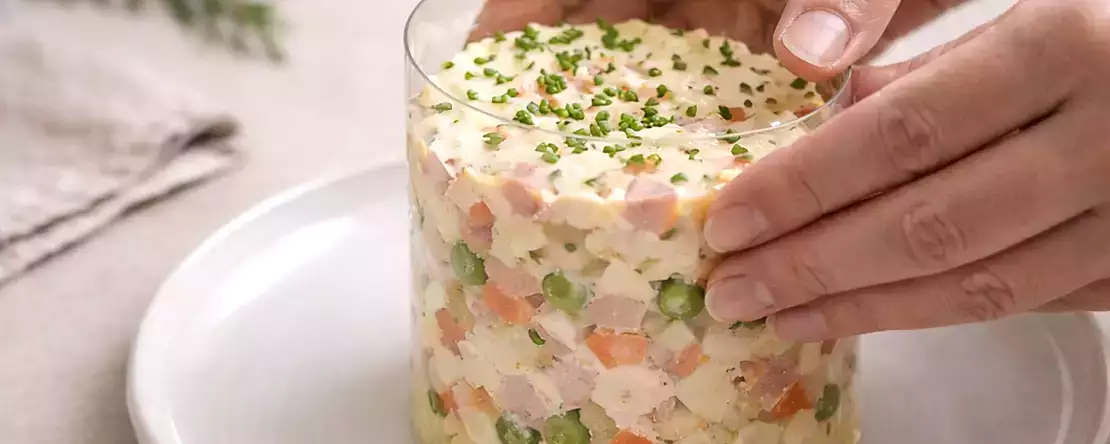 Tanpa cincin pelapis dan dengan tamu: trik yang menghemat penyajian hidangan Anda (dengan sesuatu yang sudah Anda miliki di rumah).