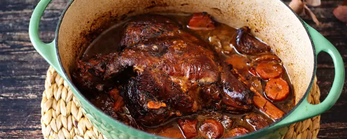 Cara membuat kaki domba panggang lambat: metode mudah untuk mendapatkan daging yang empuk dan kaya rasa