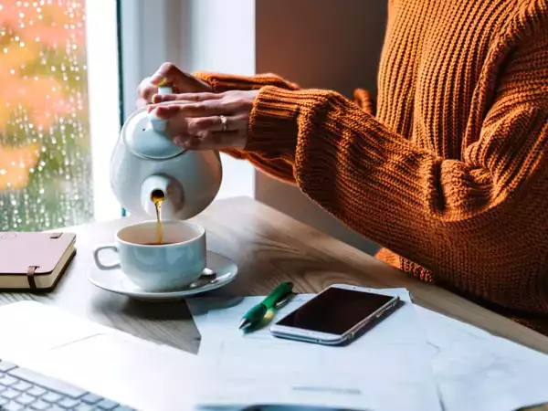 Anda pikir Anda menghidrasi diri Anda dalam cuaca dingin... tetapi apakah teh benar-benar merupakan pengganti air?