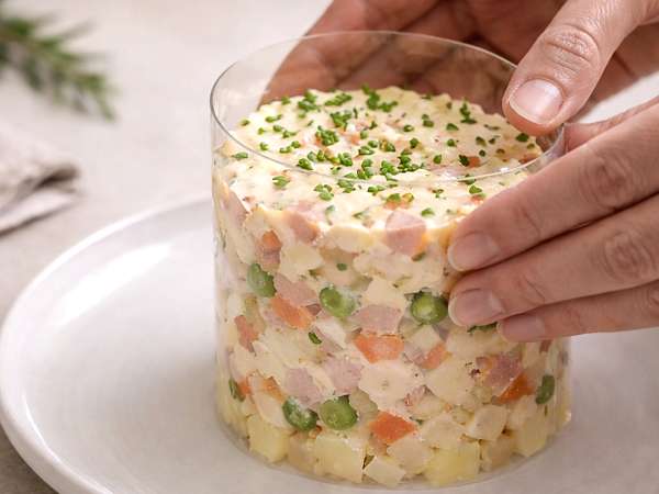 Tanpa cincin pelapis dan dengan tamu: trik yang menghemat penyajian hidangan Anda (dengan sesuatu yang sudah Anda miliki di rumah).