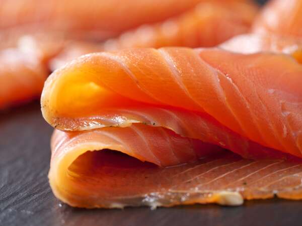 Salmon asap: jebakan yang harus dihindari dan panduan untuk membuat pilihan yang tepat