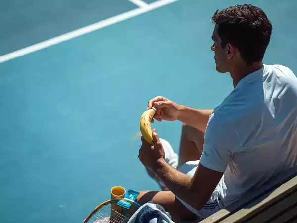 Camilan energi pemain tenis saat istirahat: apa yang mereka makan dan mengapa