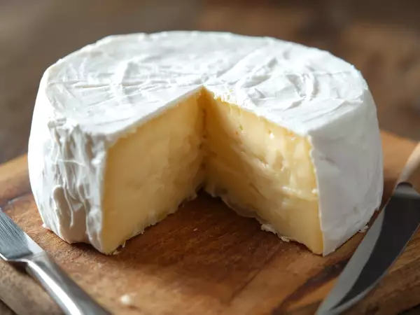 Mengapa Camembert dijual dalam kotak kayu?